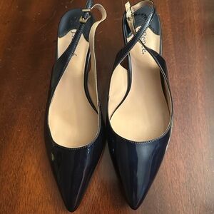 9M J. Renee dark blue patent slingback pointed toe shoes w/ goldtone 2.5’ heel
